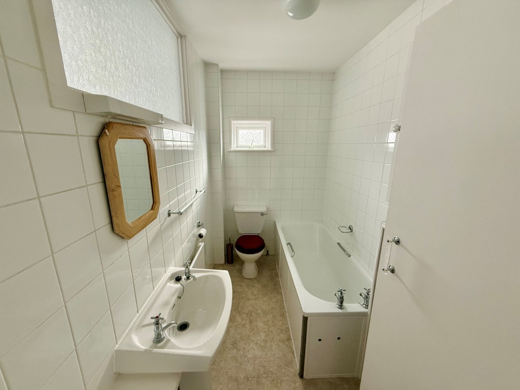 Lot: 100 - SUBSTANTIAL CORNER PROPERTY WITH POTENTIAL - Second floor - bathroom with W.C.